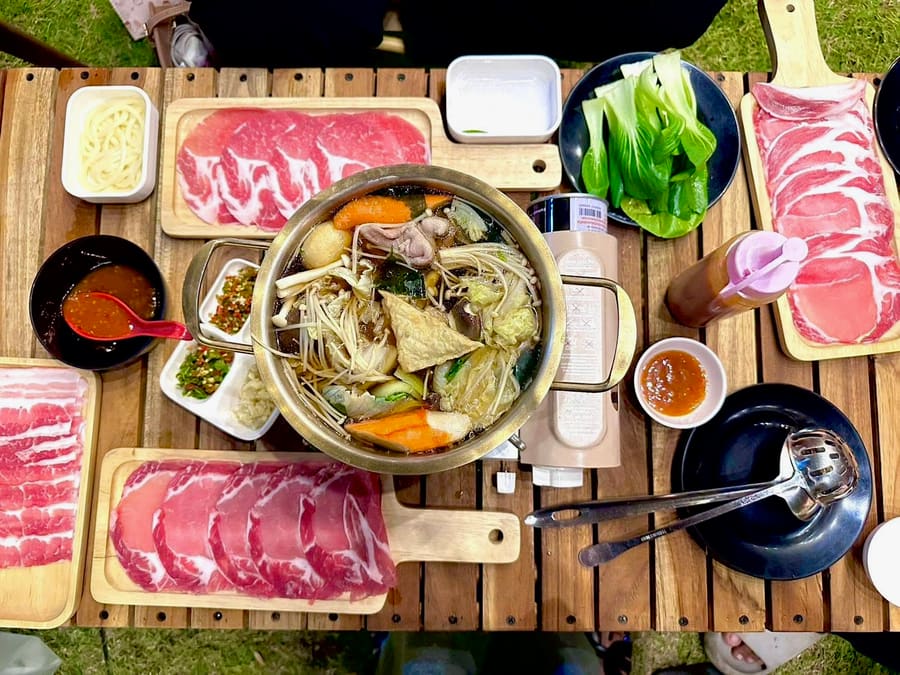 ชาบูหม้อทองเหลือง รอบด้วยหมูสไลซ์และเครื่องเคียง